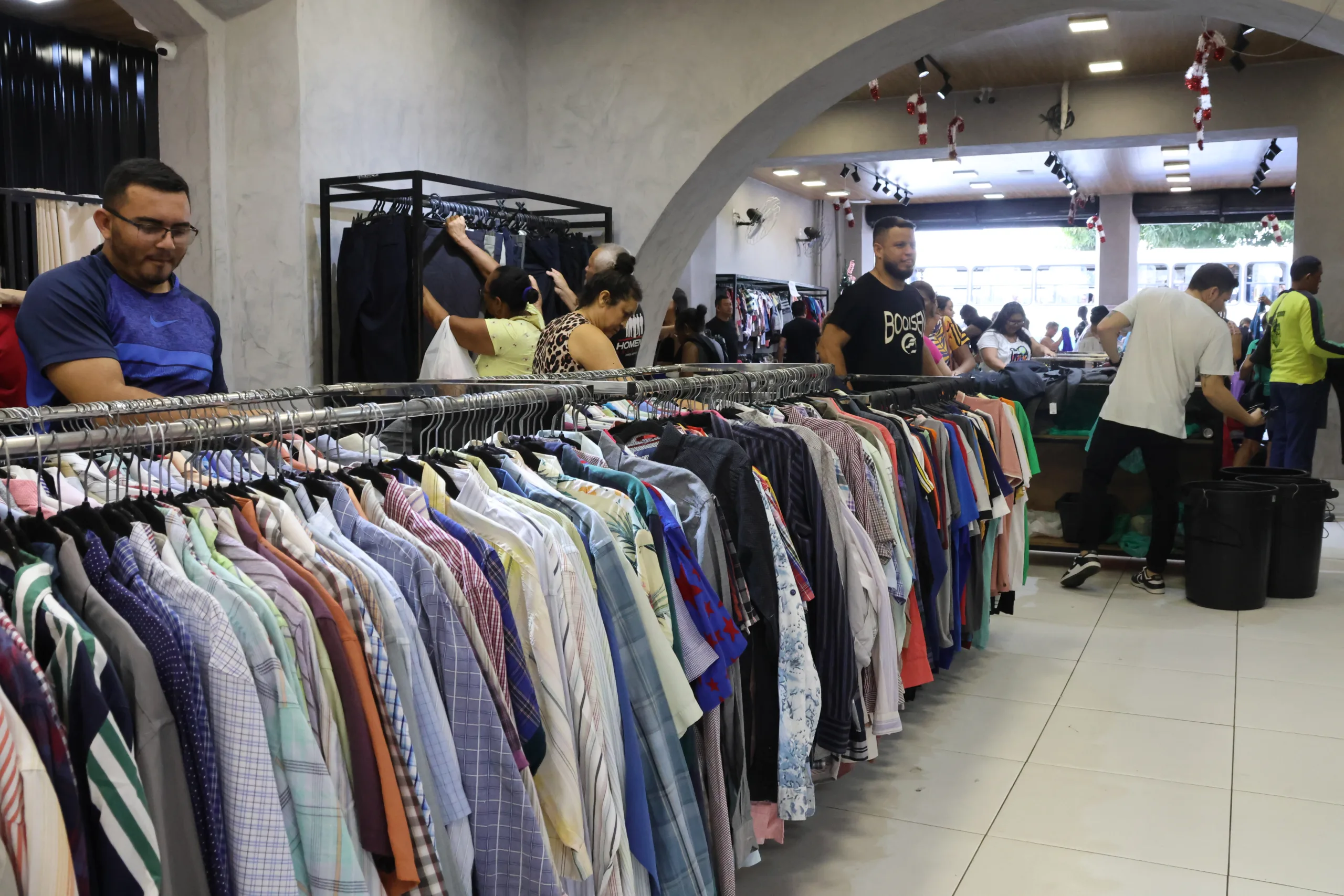 Roupas são vendidas por preços populares, atraindo muitos compradores FOTOs: irene almeida