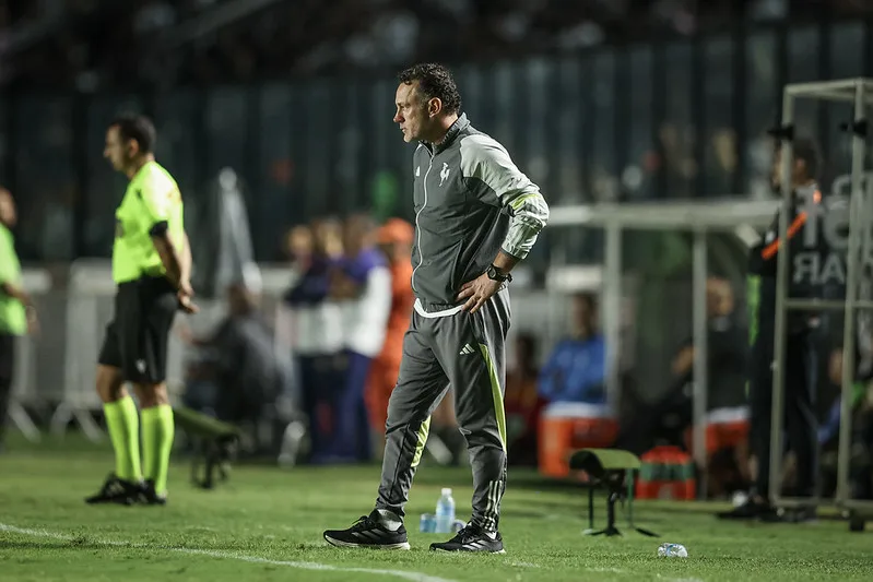 Milito caiu após mais uma derrota. Fotos: Pedro Souza / Atlético