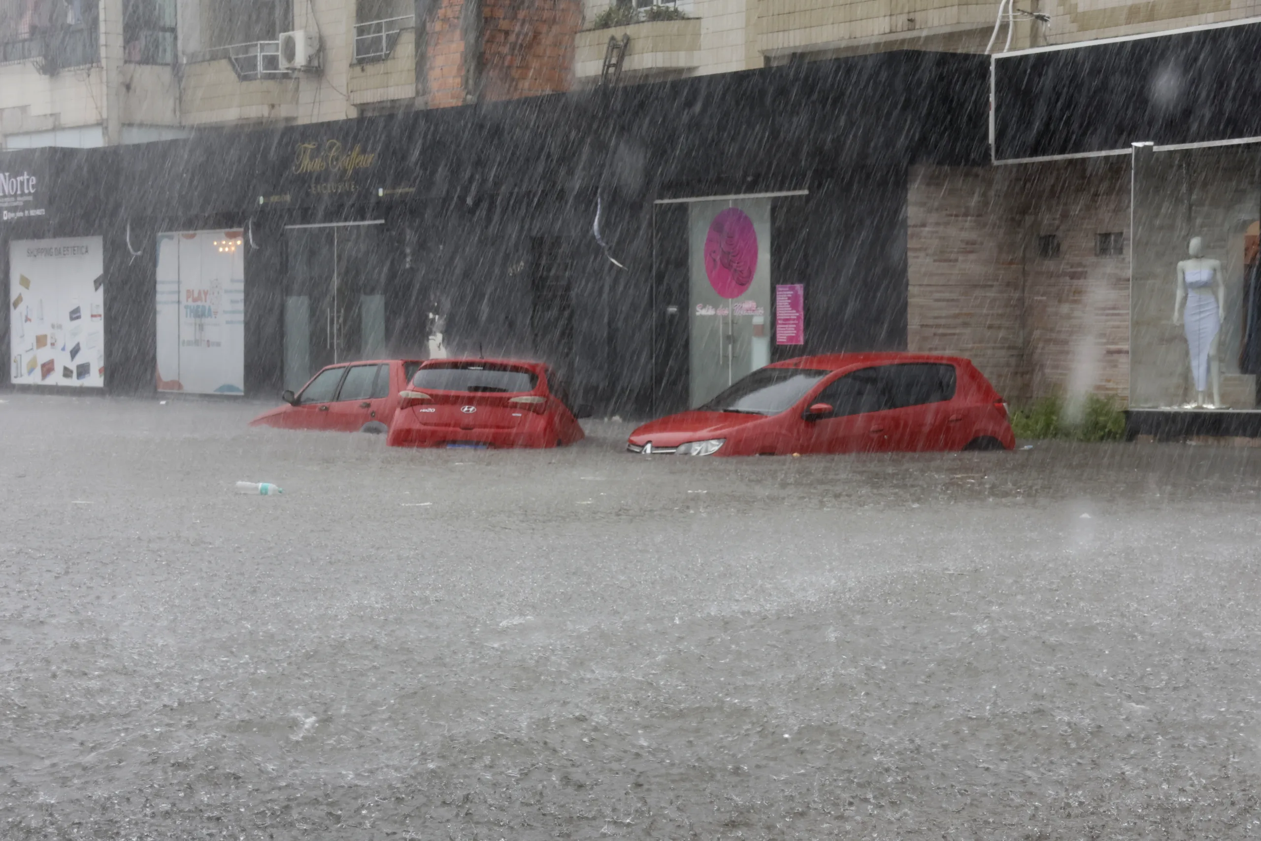 A esquina da João Paulo com Augustura, durante e depois da chuva: prejuízos e transtornos FOTO: ricardo amanajás