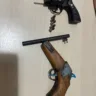 Duas armas de fogo foram apreendidas, além de munições.