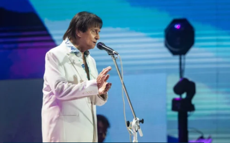 Roberto Carlos se irrita durante show em Recife e faz ameaças aos fotógrafos. Veja o que aconteceu na apresentação do cantor.
