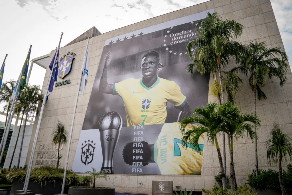 Vini Jr.: Melhor do mundo é homenageado na fachada da sede da CBF Créditos: Joilson Marconne/CBF Vini Jr.: Melhor do mundo é homenageado na fachada da sede da CBF Créditos: Joilson Marconne/CBF