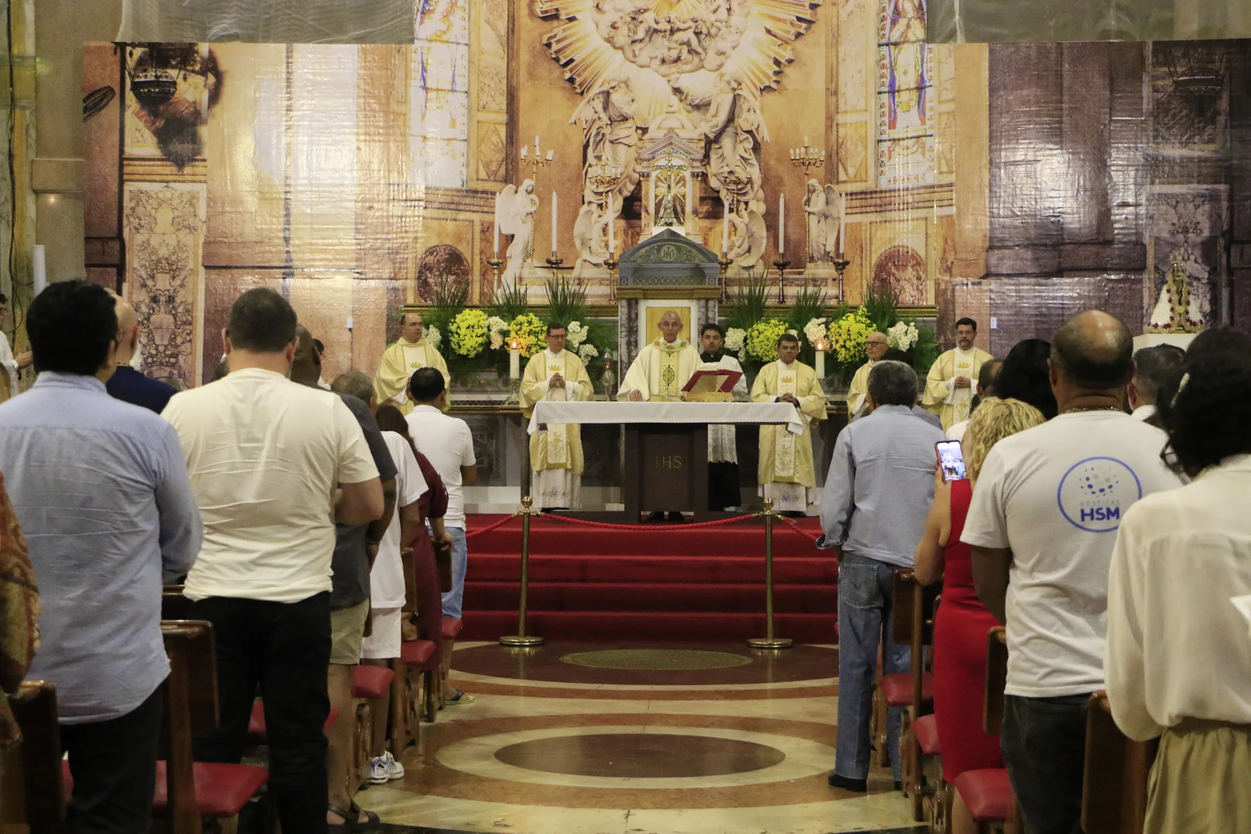 Participe da emocionante Missa do Galo na Basílica Santuário de Nazaré em Belém e celebre o nascimento de Jesus Cristo nesta data especial.