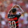 O Flamengo construiu vantagem confortável no primeiro tempo, tomou susto no segundo, mas venceu o Internacional por 3 a 2 neste domingo