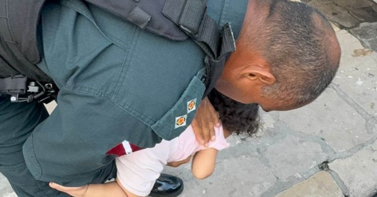 Um dos criminosos durante o assalto