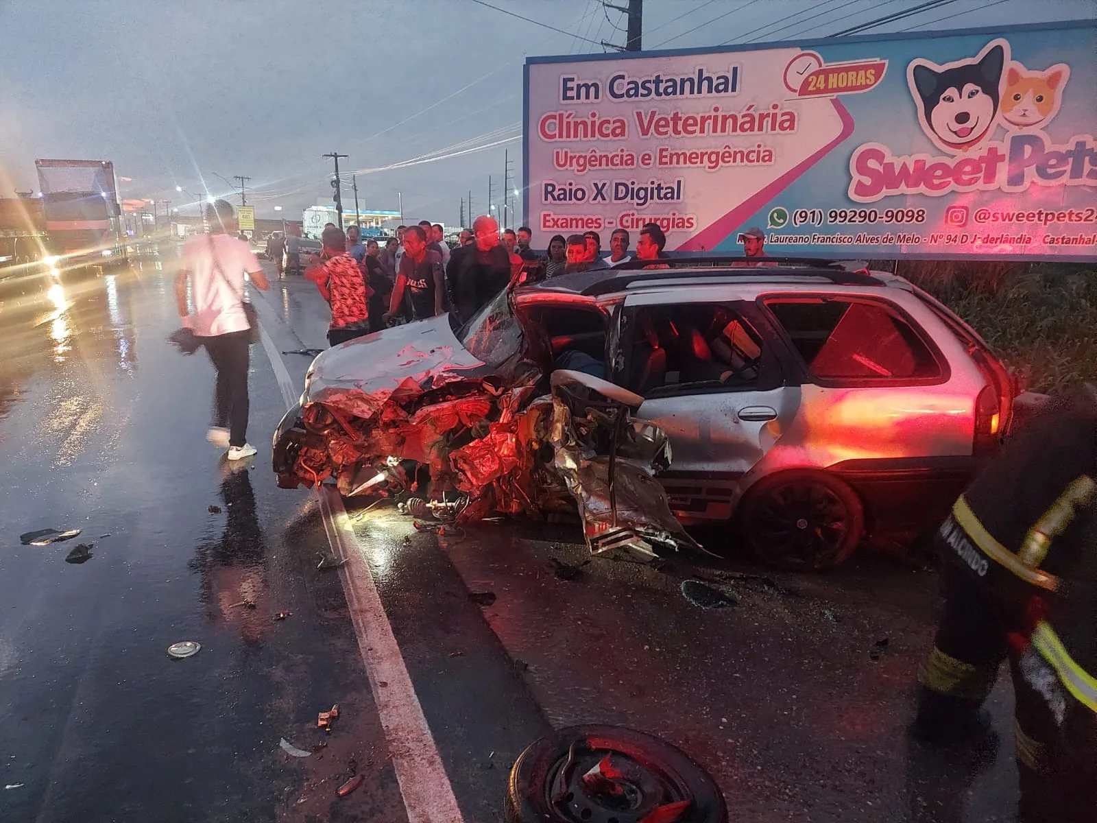 Um acidente envolvendo três veículos na BR-316, em Castanhal, deixou uma pessoa morta e outras feridas. O fato ocorreu no fim de tarde desta quinta-feira, 19, próximo à entrada da avenida Marechal, no bairro Santa Catarina, e envolveu um Fiat Weekend e duas Amarok. O condutor do Fiat, identificado como Roberto Xavier de Lima, morreu no local após a colisão. Os passageiros dos outros veículos foram levados para a UPA de Castanhal. Agentes do Corpo de Bombeiros, Polícia Militar e da Polícia Rodoviária Federal estiveram no local para fazer o atendimento às vítimas e iniciando as investigações do acidente.