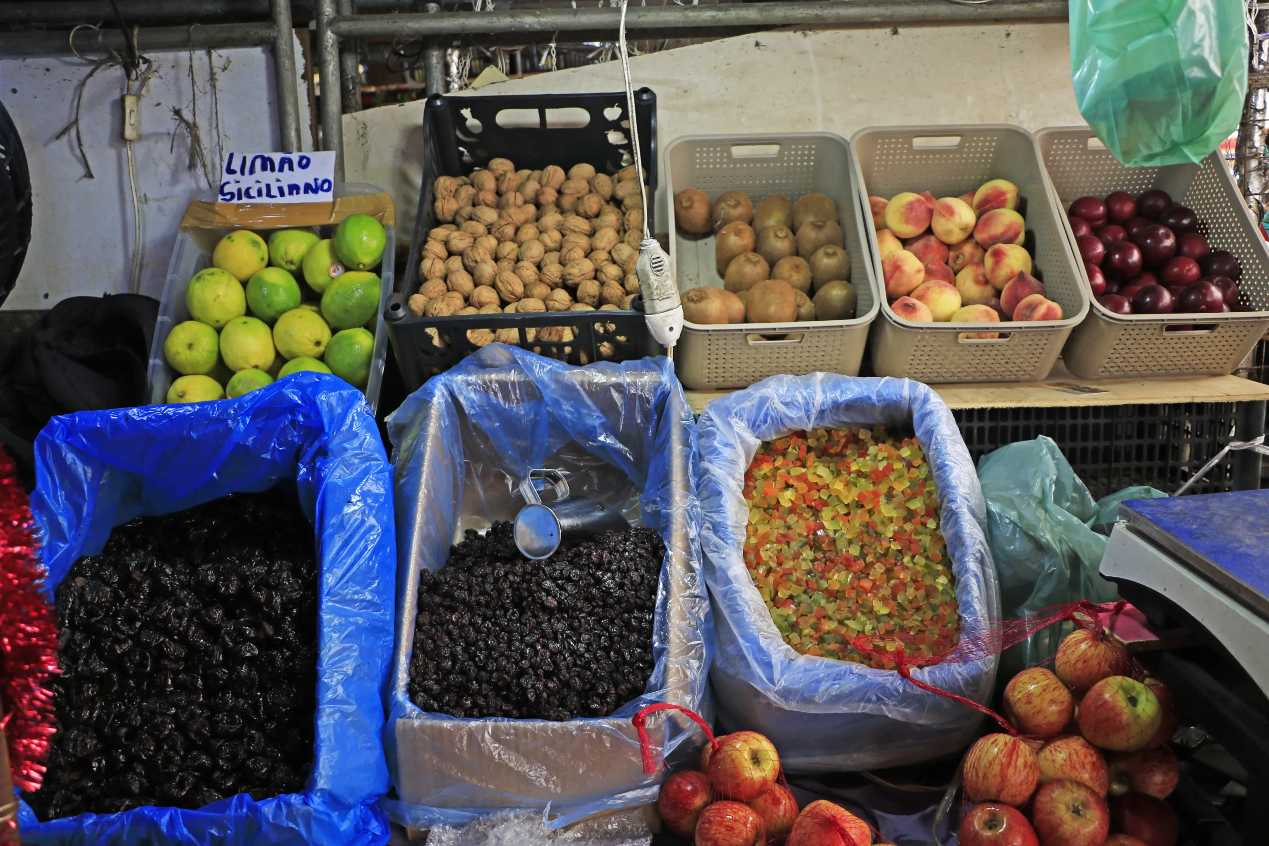  Entre frutas cristalizadas, uvas-passas, castanhas e frutas frescas, o Ver-o-Peso oferece uma grande variedade de itens  Foto Celso Rodrigues