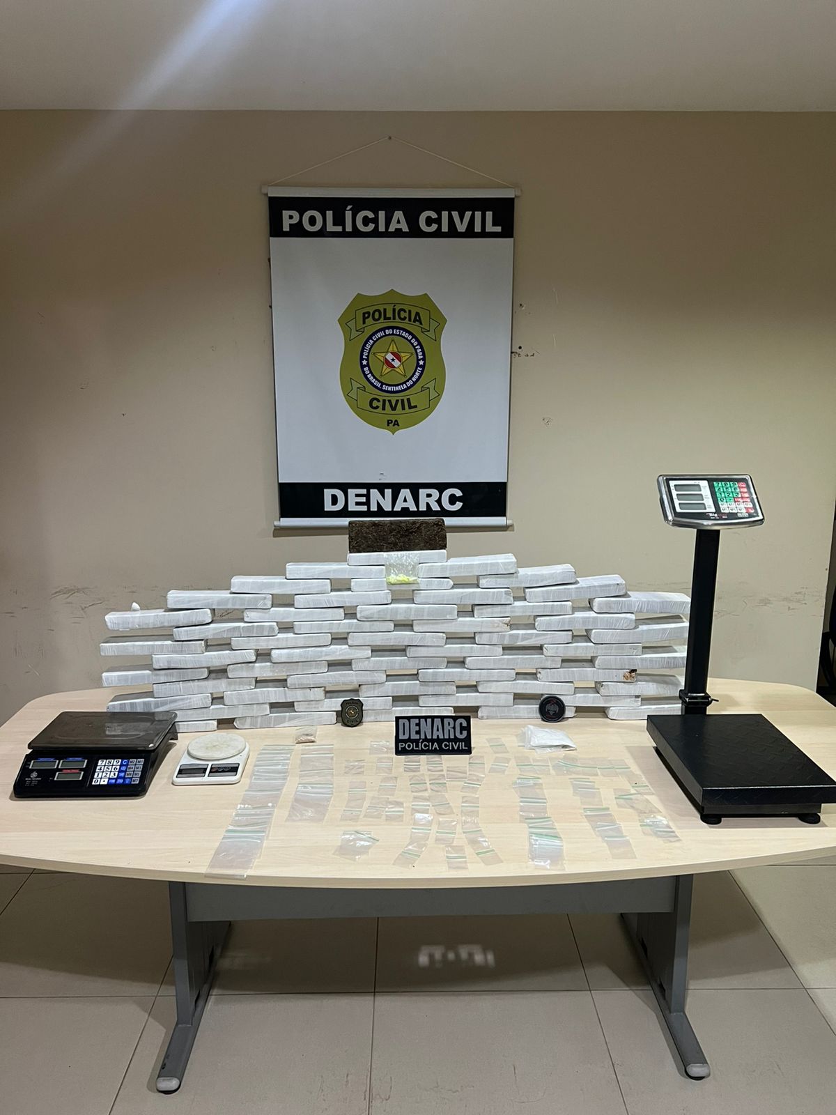 Denarc prende dupla com grande quantidade de maconha no bairro do Marco