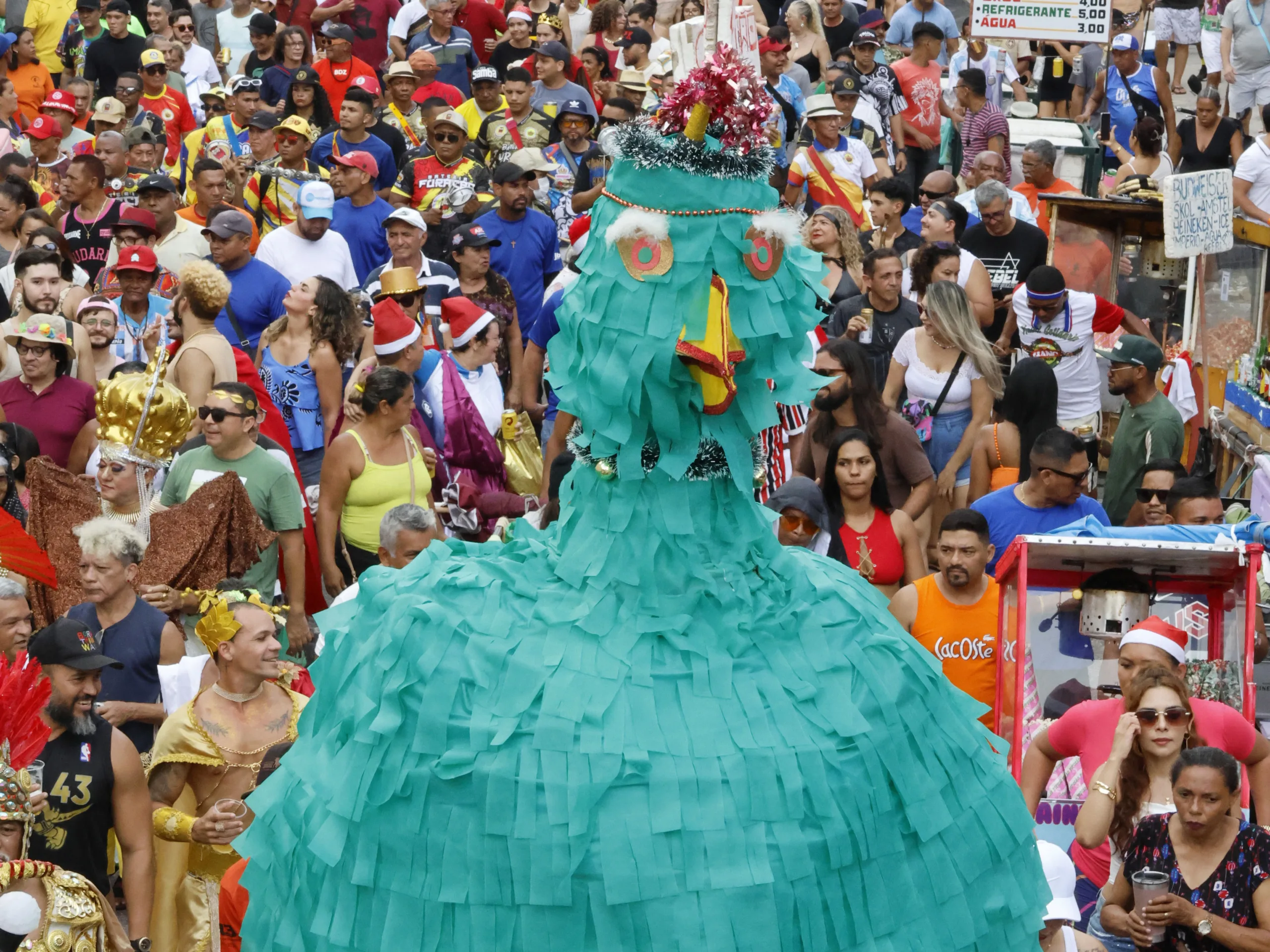 O primeiro grito de carnaval de Belém foi marcado pela alegria do Bloco Império Romano