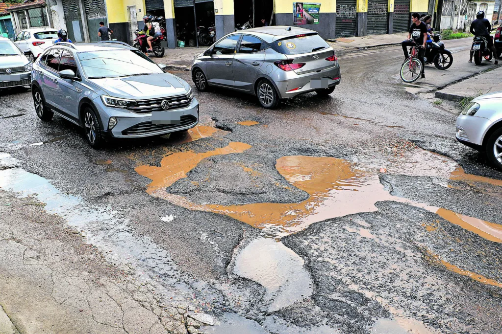 Descubra os problemas enfrentados pelos moradores, transeuntes e condutores de Belém devido às crateras na Avenida Brasil.