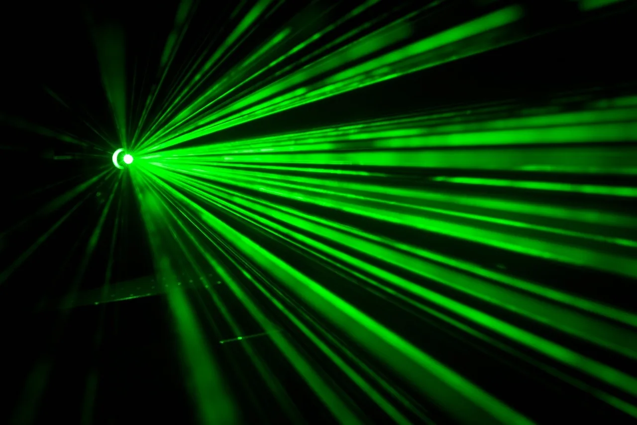 Brasileiro é preso em Miami após apontar laser verde para aviões