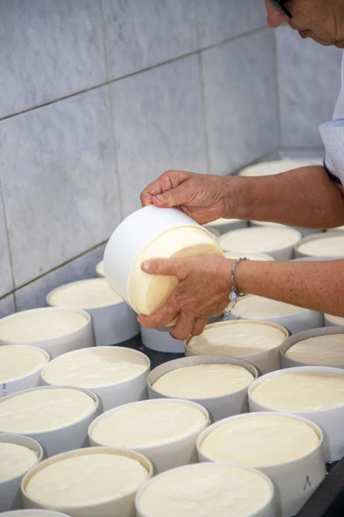 O Modo de Fazer o Queijo Minas Artesanal agora é mundialmente reconhecido, tendo seus modos de preparo declarados Patrimônio Cultural Imaterial da Humanidade pela Unesco.