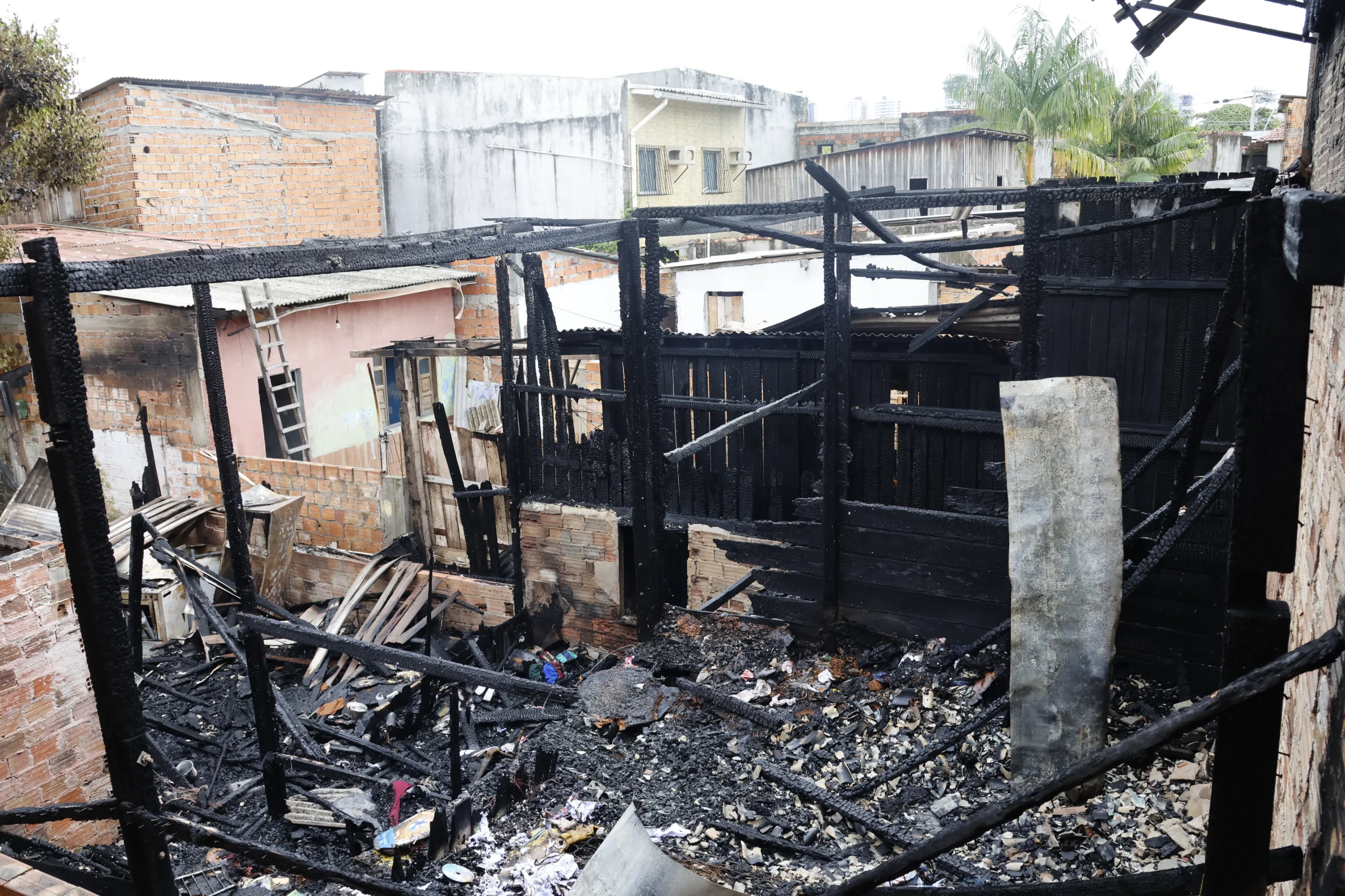 Incèndio provocado na madrugada de hoje em uma residència localizada na Rua do Acampamento no Bairro da Pedreira. Foto: Wagner Almeida / Diário do Pará.