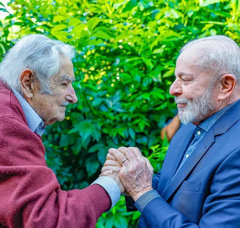 Presidente da República, Luiz Inácio Lula da Silva concedeu a Ordem Nacional do Cruzeiro do Sul ao ex-presidente do Uruguai, Pepe Mujica. Montevidéu, Uruguai. Foto: Ricardo Stuckert / PR