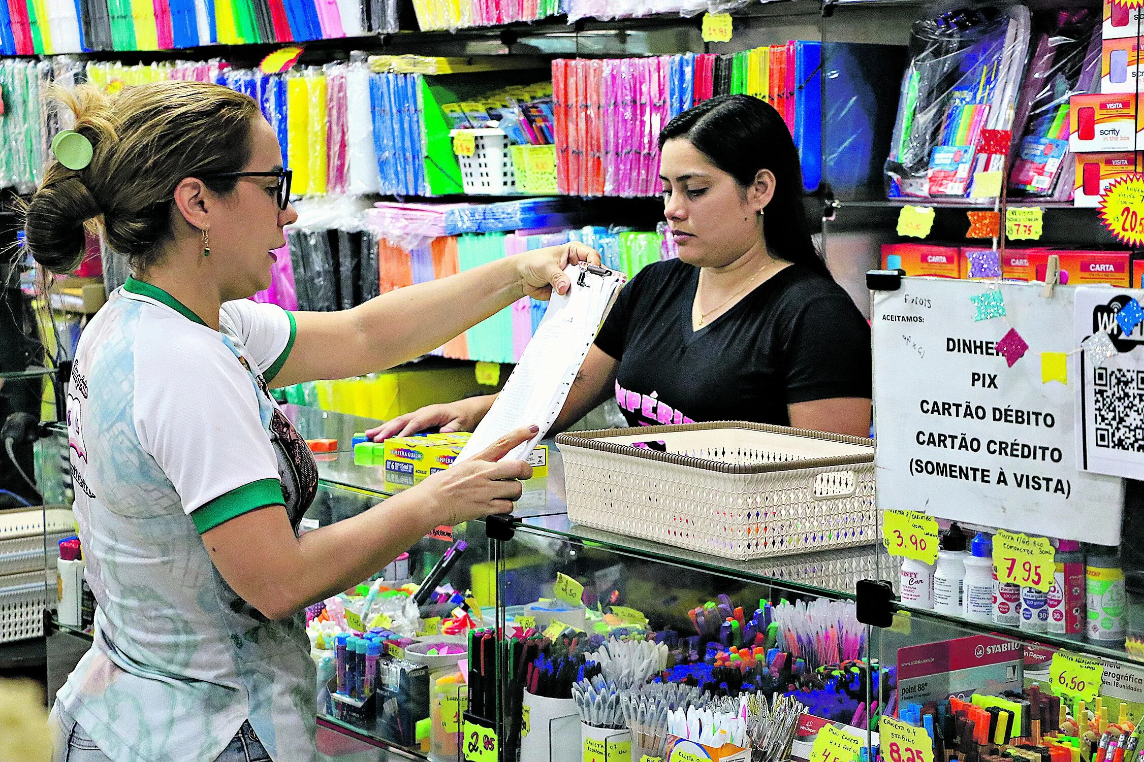 O ano letivo só recomeça no início do ano que vem, mas muitos pais já se antecipam para comprar os itens necessários nesse período, aproveitando a tranquilidade e promoções