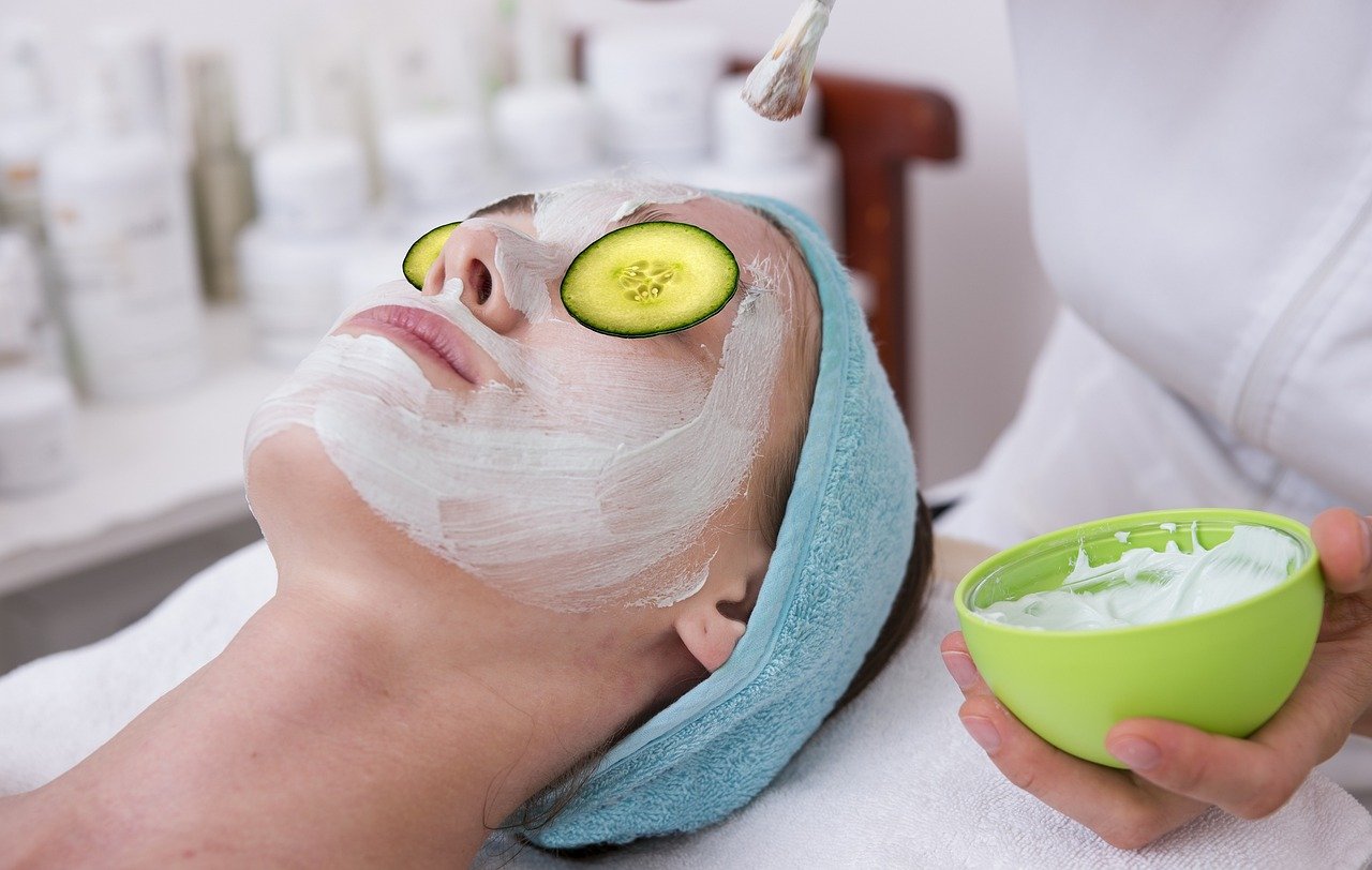 As rotinas de skincare e o uso de produtos cosméticos e medicamentosos, amplamente divulgados em redes sociais, escondem os perigos dos excessos, principalmente quando se trata de jovens e adolescentes