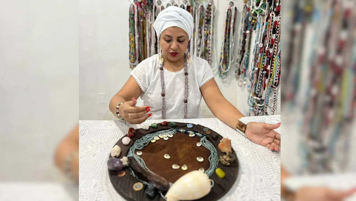 Em um ritual de sabedoria ancestral, Mãe Janaína de Xangô lança os búzios para revelar as previsões que guiarão o novo ano.  
