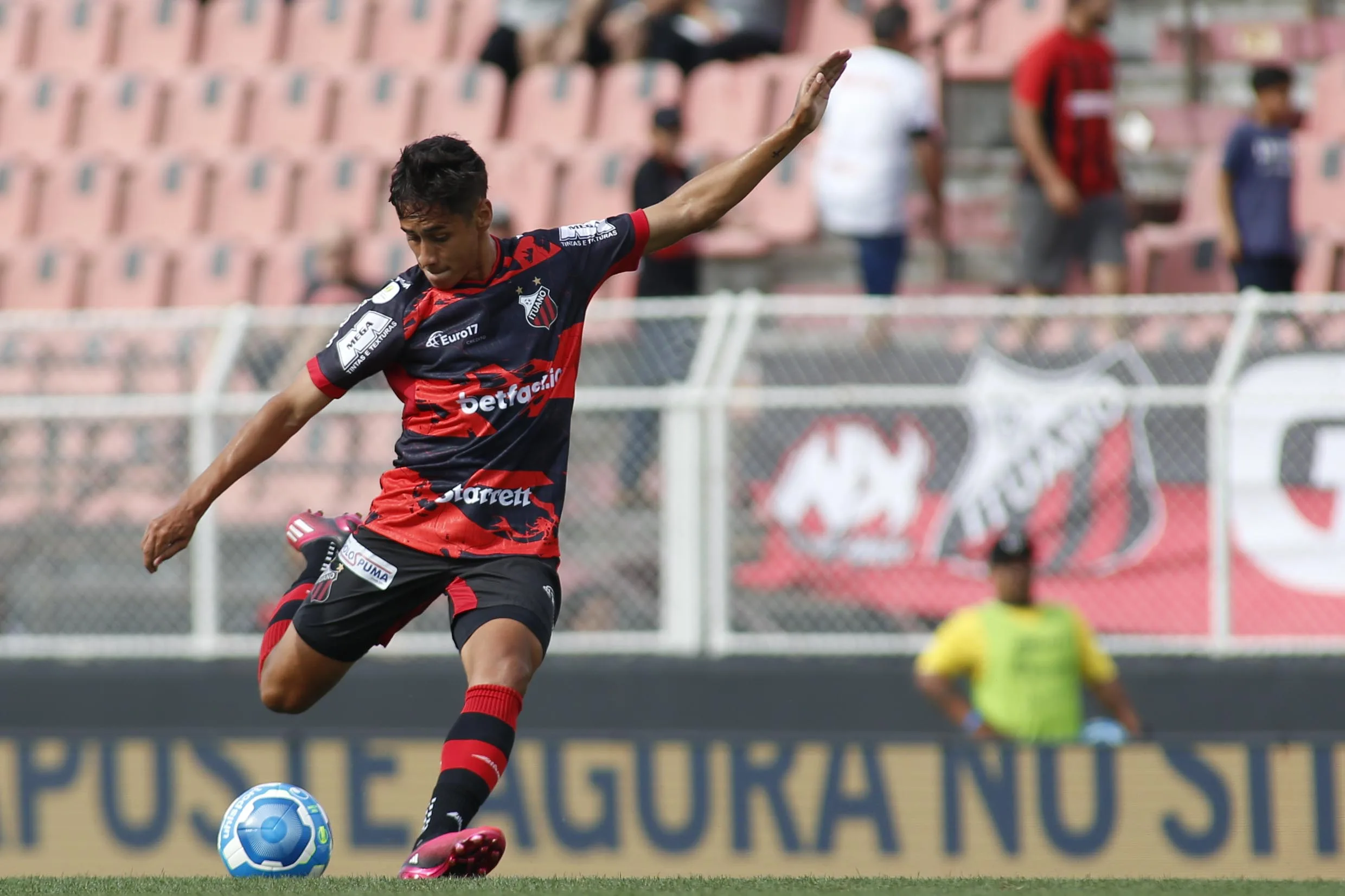 O meia José Aldo é um dos jogadores pretendidos pela diretoria bicolor para reforçar o time na temporada 2025; mas a concorrência do exterior é grande - Foto: Miguel Schincariol/Ituano