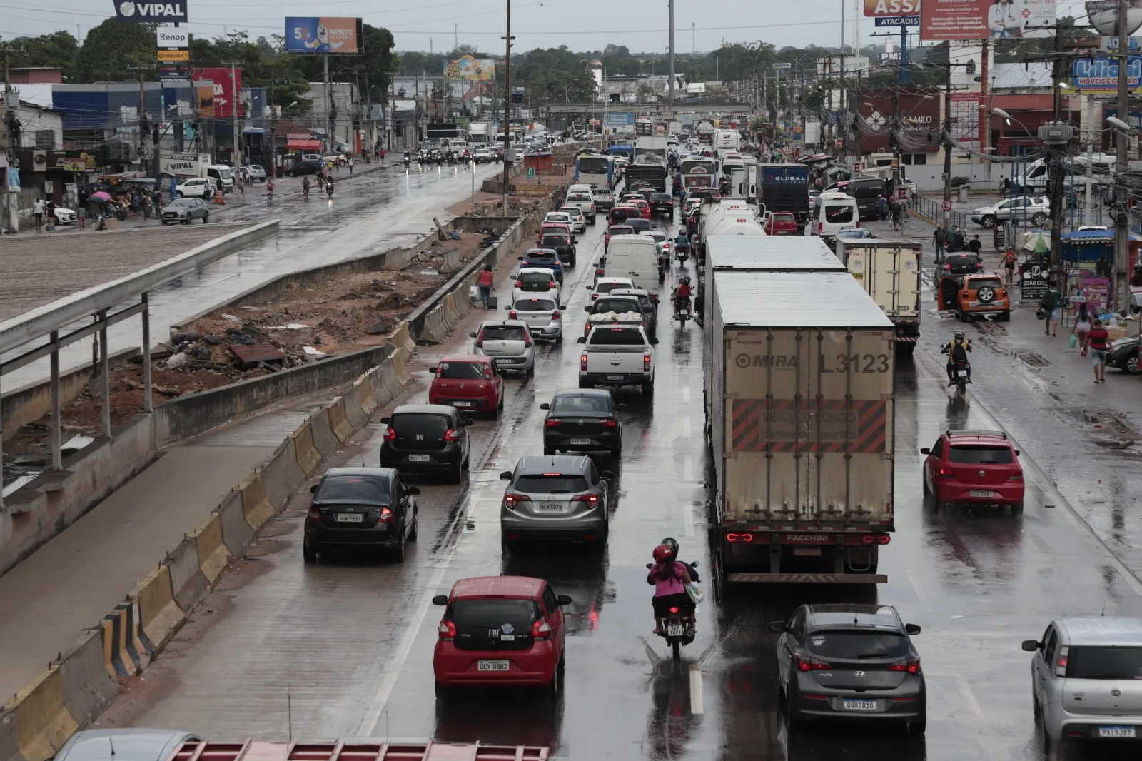 O fluxo de saída de Belém pela rodovia BR-316 às vésperas das festas de Réveillon, durante a tarde de segunda-feira (30), é intenso mas com trânsito fluindo. Fotos: Mauro Ângelo/Diário do Pará