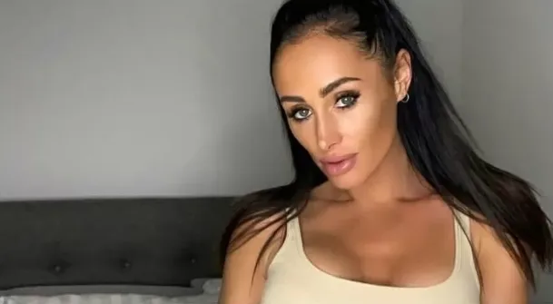 A DJ, modelo e estrela do OnlyFans australiana Courtney Mill morreu aos 37, no domingo (12), após após despencar da varanda de um apartamento em que estava hospedada na Indonésia.