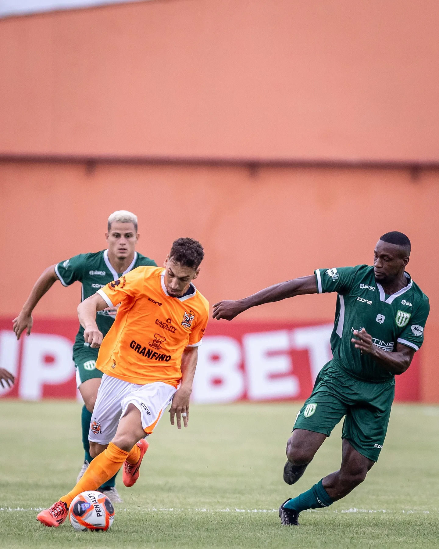 Partida entre Nova Iguaçu e Bangu, pelo Campeonato Carioca 2025. Saiba onde assistir e conheça os desafios enfrentados pelos times.