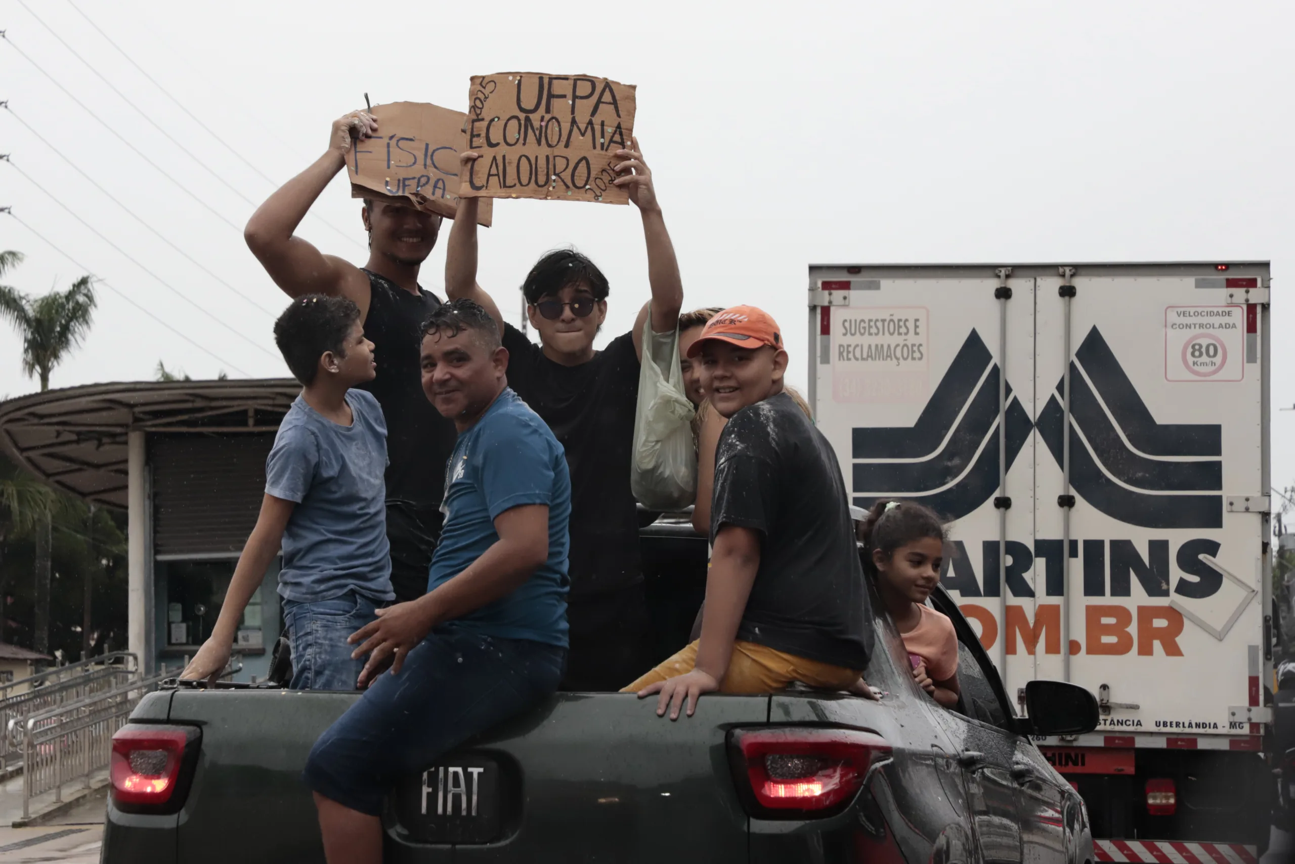 Em carro aberto, na frente das escolas ou de cursinhos pré-vestibulares, os vestibulandos comemoravam a aprovação junto de amigos e familiares. 