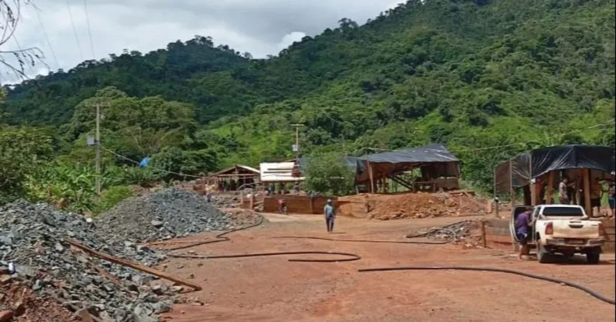 A expectativa é que, com o uso de bombas mais potentes ou sondas, seja possível retirar a água do segundo acesso e realizar o resgate com segurança.