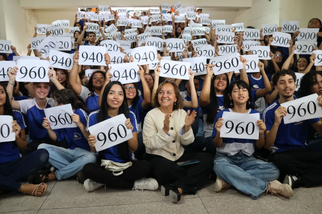 Alunos de escola estadual comemoram ótimas notas na redação do Enem. Descubra como eles conquistaram pontuações acima de 900 pontos.