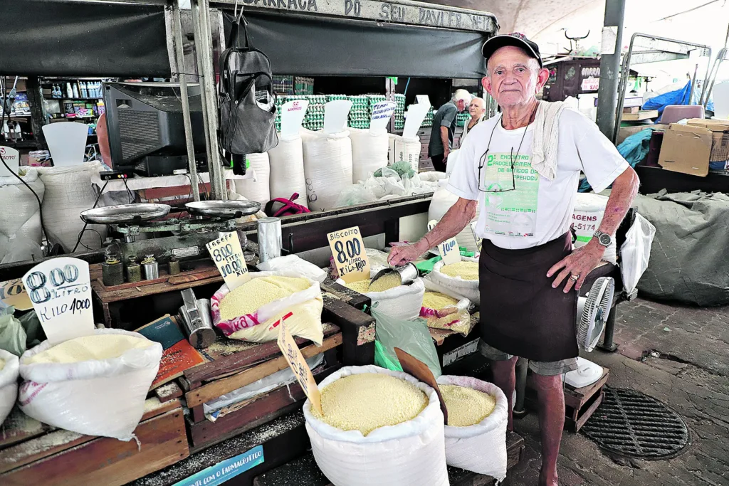 Davi Furtado Buriti, de 84 anos, trabalha há 58 anos vendendo farinha no Ver-o-Peso.