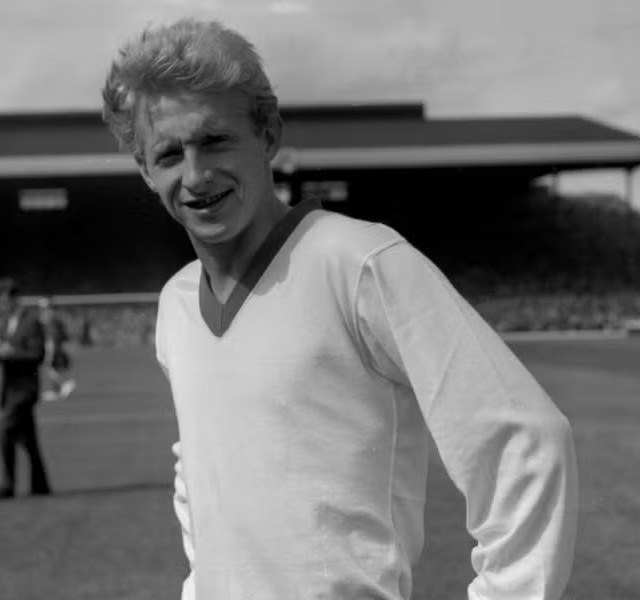O ídolo escocês, único jogador do país a conquistar a Bola de Ouro (1964), anotou 237 gols em 404 partidas com a camisa vermelha do Manchester United.