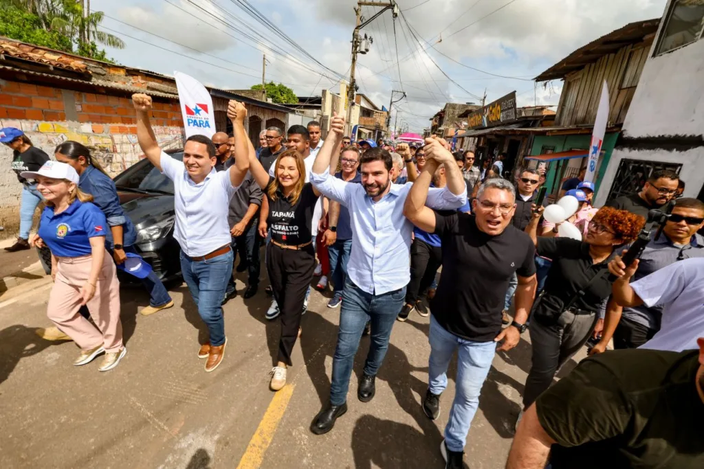 Os moradores do Tapanã, em Belém, iniciaram o novo ano comemorando a chegada de mais pavimentação asfáltica nas vias do bairro. Os moradores do Tapanã, em Belém, iniciaram o novo ano comemorando a chegada de mais pavimentação asfáltica nas vias do bairro.