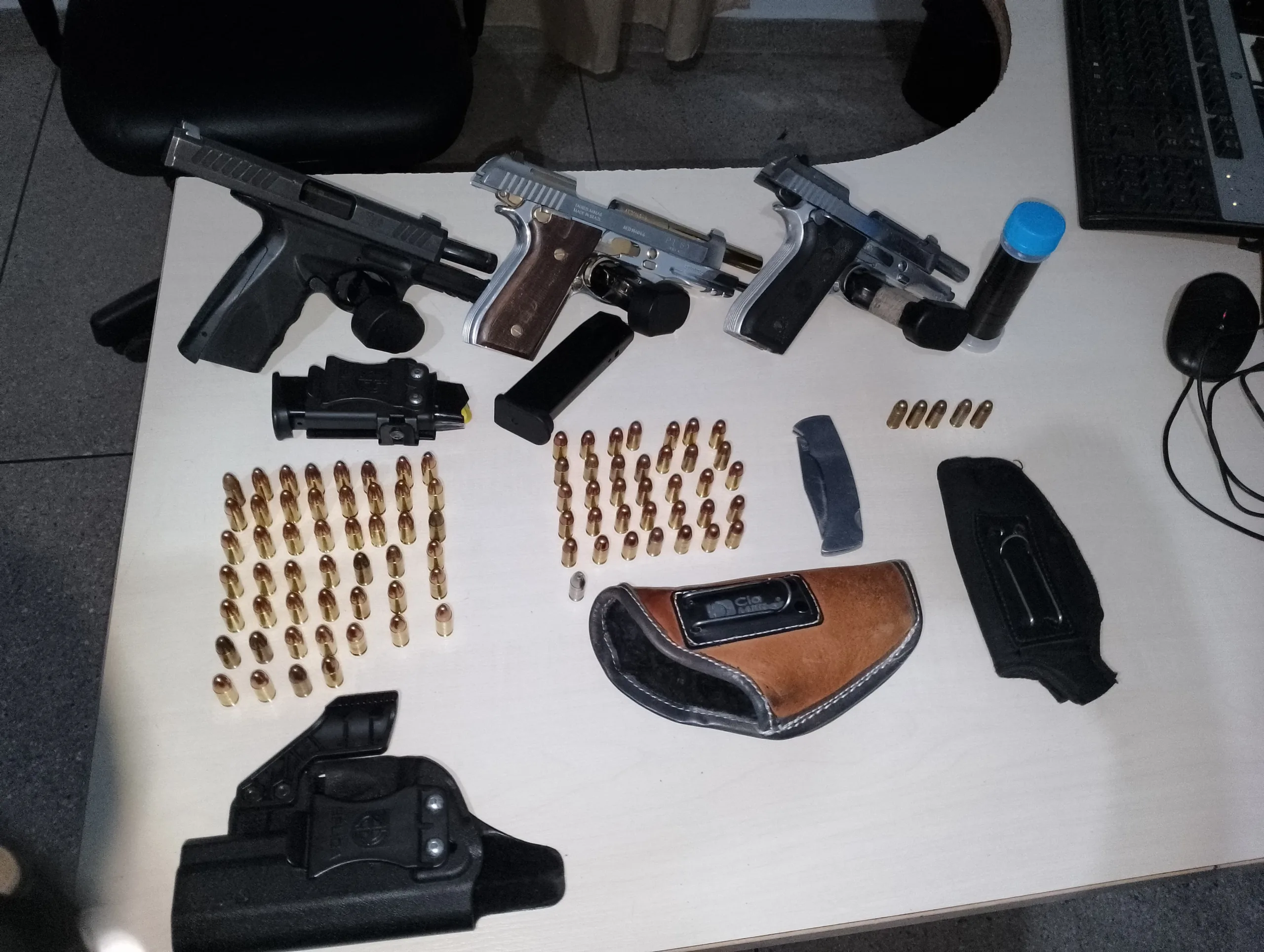 Ainda dentro do veículo, os militares encontraram 12 munições de pistola calibre 9 milímetros e 36 munições de pistola calibre 380.