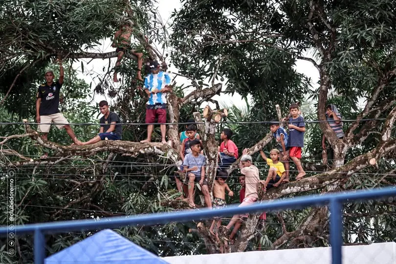 Torcida remista, e até um bicolor, deram jeito de ver a partida. Rodolfo Valle/Remo