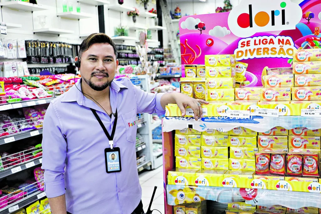 O assistente de vendas Clenilson Farias, 38, viu sua vida se transformar em quase duas décadas de dedicação a uma loja de artigos festivos. Foto Celso Rodrigues/ Diário do Pará.