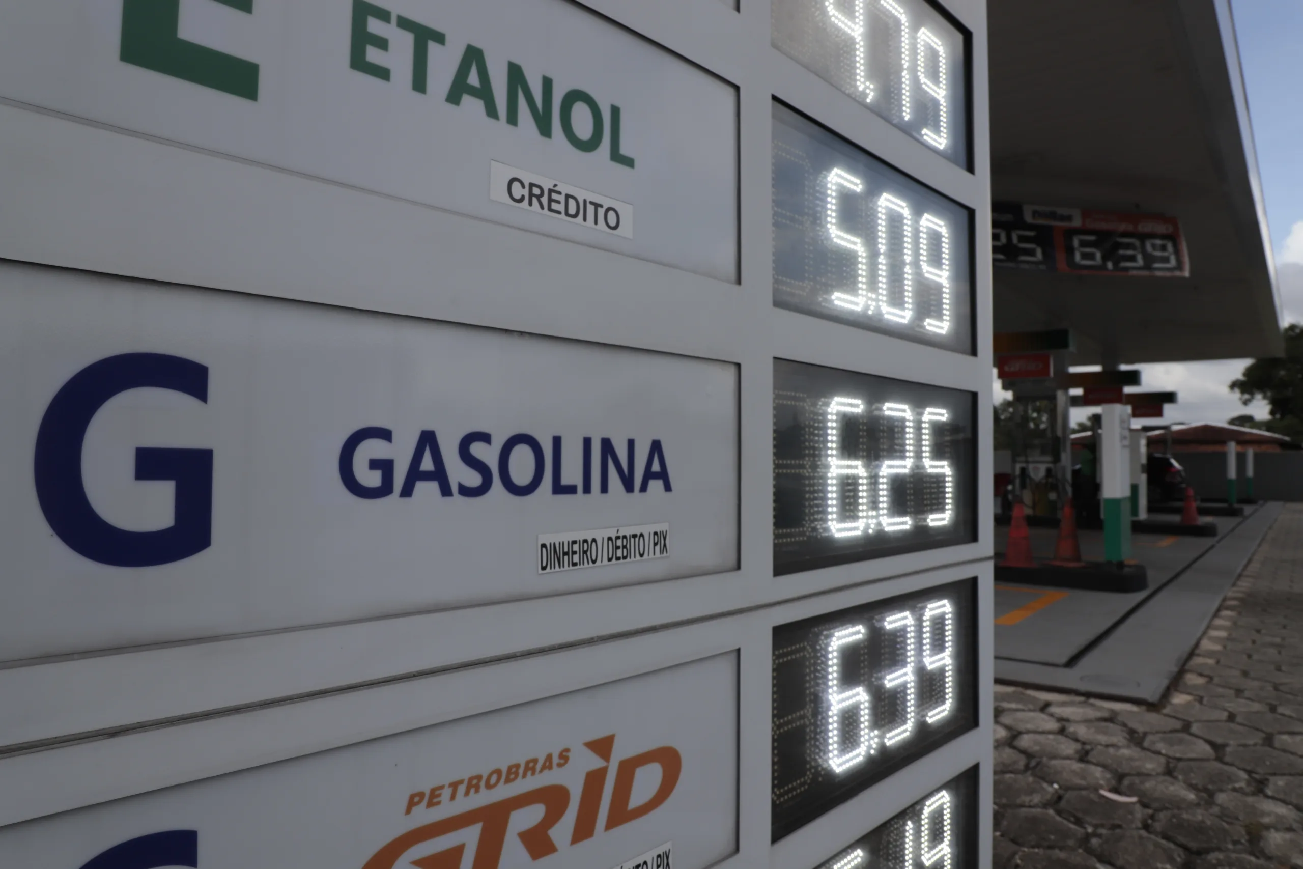 Reajuste no valor da gasolina e do diesel valerá para todo o país e consumidor vai ter de pesquisar ainda mais FOTO: Wagner Almeida