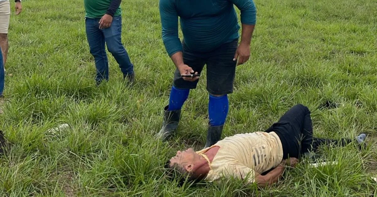 Reginaldo Natálino Neves da Costa estava deitado num pasto, com as mãos amarradas para trás.