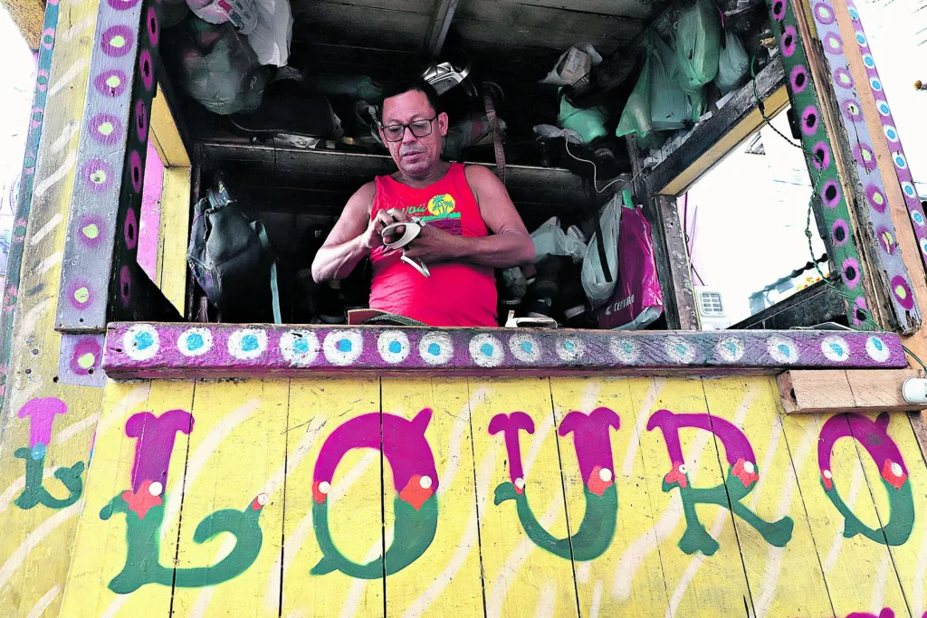 Desde quando nasceu, o sapateiro Carlos Soares, 56, mora no bairro mais populoso da capital paraense. 