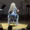 Patti Smith passa mal durante performance e desaba no chão em SP. Cantora é retirada de cadeira de rodas, mas espetáculo é retomado.