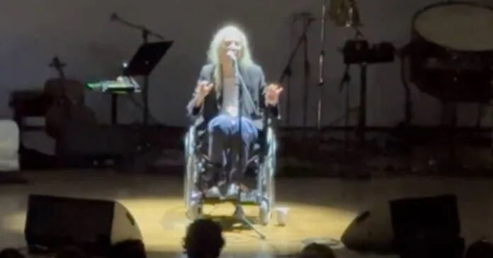 Patti Smith passa mal durante performance e desaba no chão em SP. Cantora é retirada de cadeira de rodas, mas espetáculo é retomado.