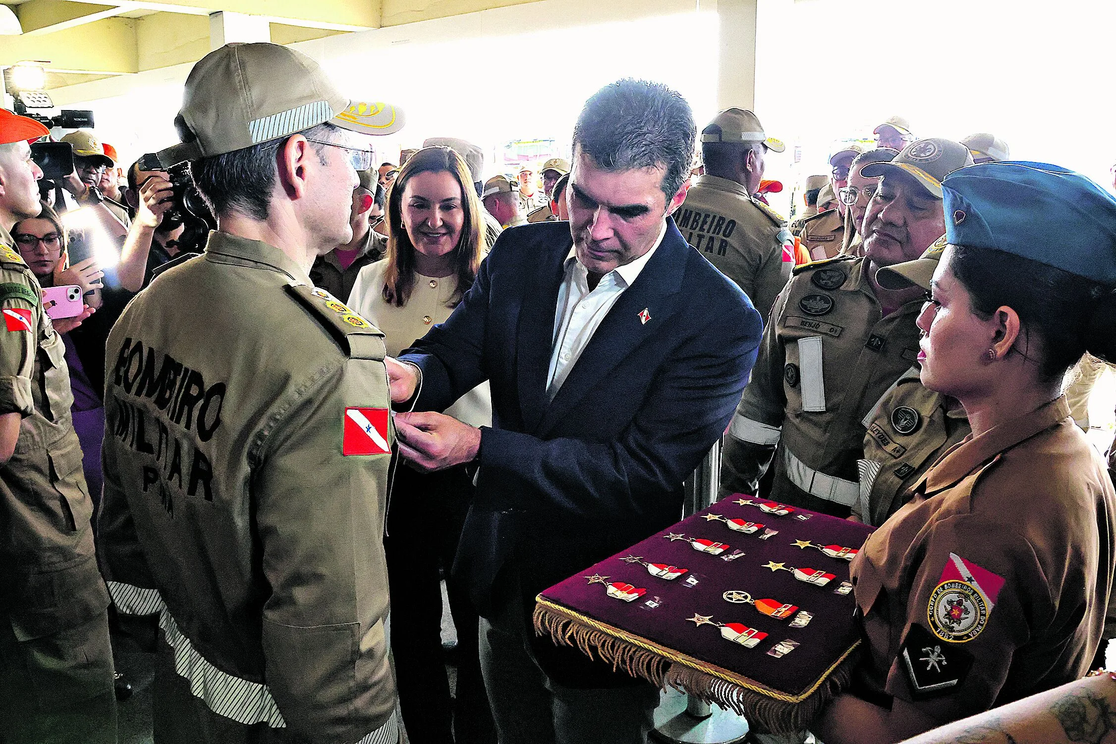 O governador Helder Barbalho e a vice Hana Ghassan entregaram novos caminhões e homenagearam os bombeiros que participaram de resgates recentemente