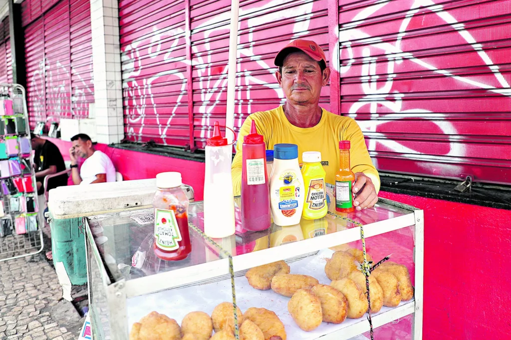 Lucivaldo Melo, 52 anos, trabalha com a venda de lanches utilizando a bicicleta há mais de duas décadas