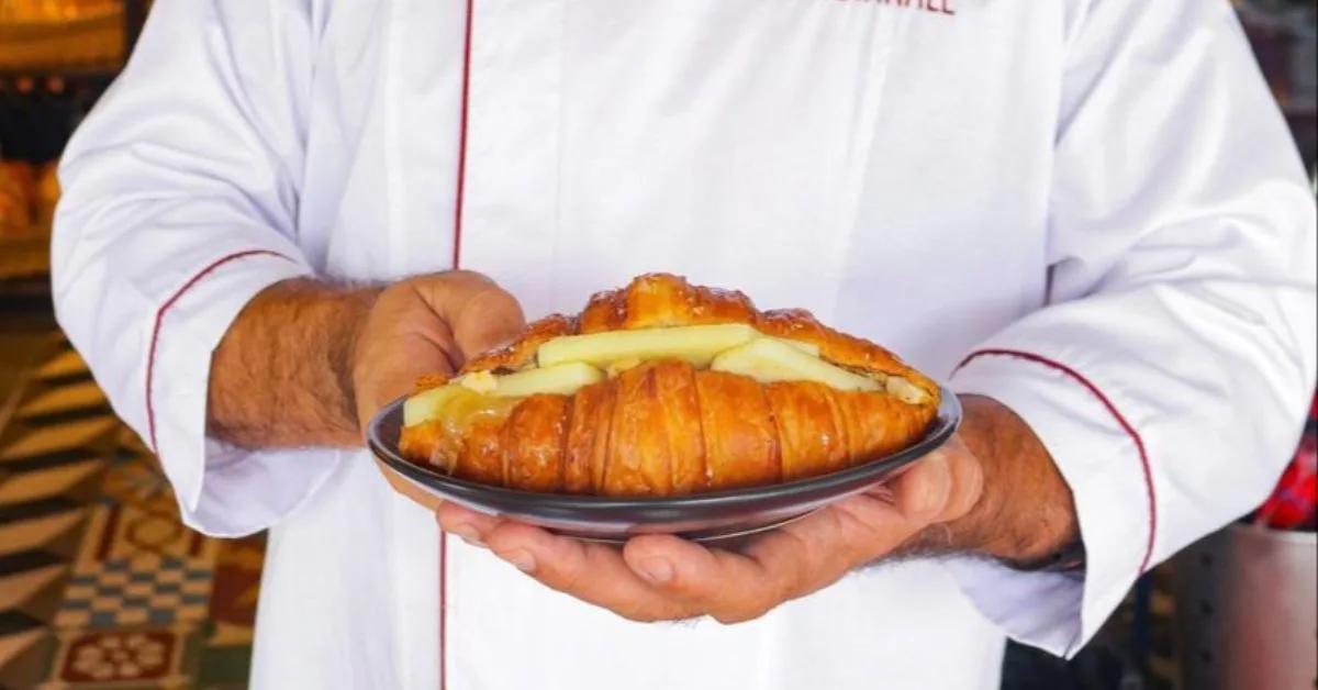 Descubra o delicioso croissant recheado de geleia artesanal de cupuaçu, queijo do Marajó e crispy de castanha-do-pará caramelizada.