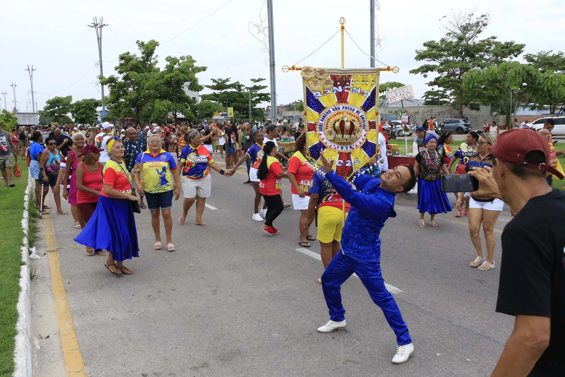 Participe da folia de carnaval em Belém! Arrastões de escolas de samba e rodas de samba e pagode agitam as ruas da cidade.