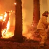 Incêndios matam ao menos 2 e deixam rastro de destruição em Los Angeles