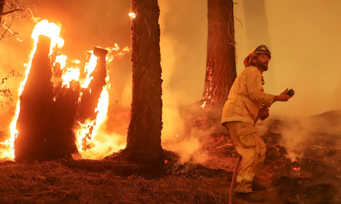 Incêndios matam ao menos 2 e deixam rastro de destruição em Los Angeles