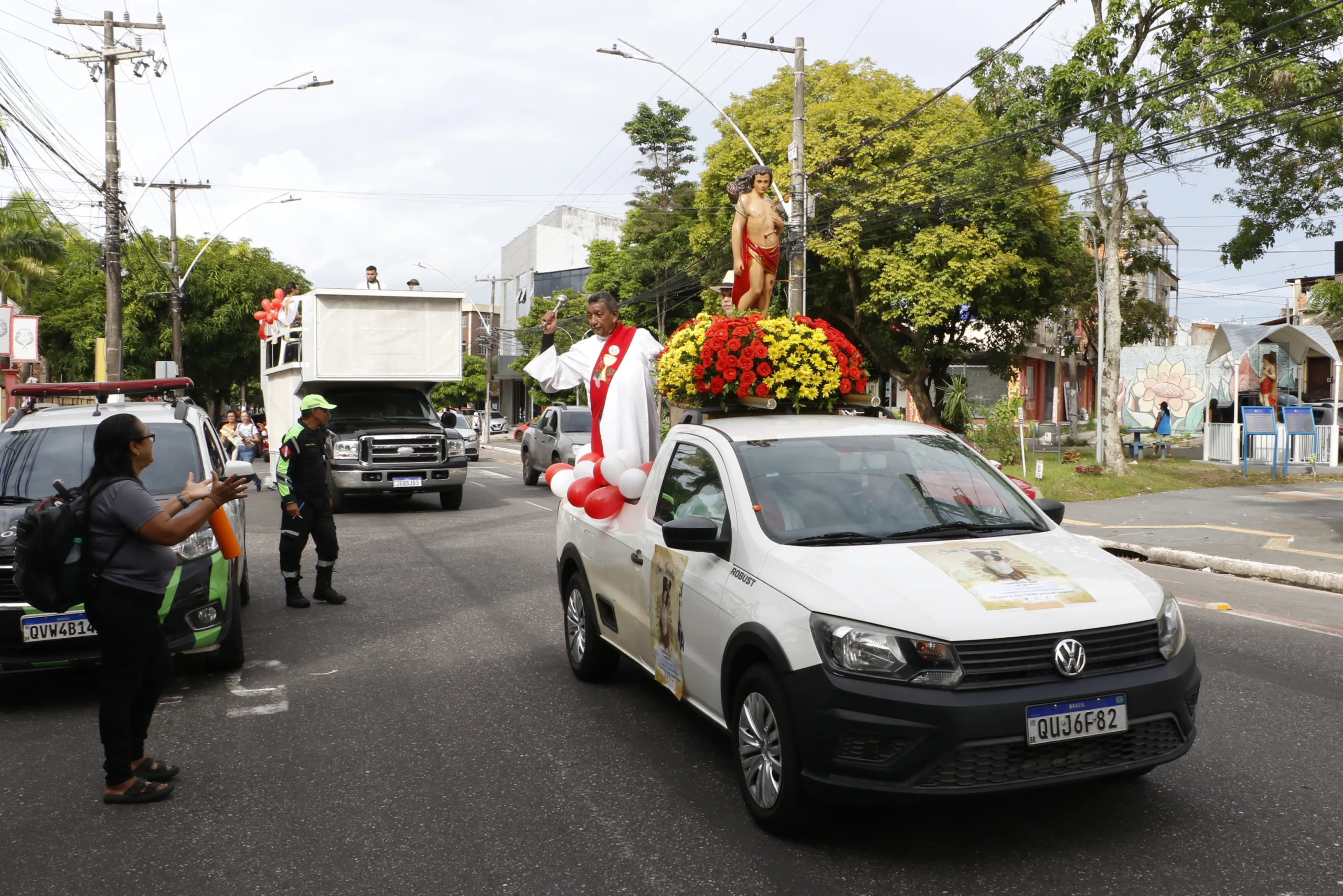 Após a celebração, o cortejo seguiu acompanhado pelos fiéis em carros e motos, celebrando com fervor o apóstolo dos mártires católicos. 
Foto: Celso Rodrigues/ Diário do Pará.