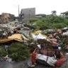 Descubra o drama do lixo na rua Rafael Barbosa, em Ananindeua. Os moradores convivem com acúmulo de lixo, mau cheiro e infestação de moscas.