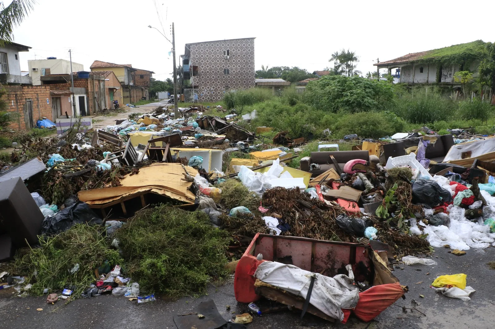 Descubra o drama do lixo na rua Rafael Barbosa, em Ananindeua. Os moradores convivem com acúmulo de lixo, mau cheiro e infestação de moscas.