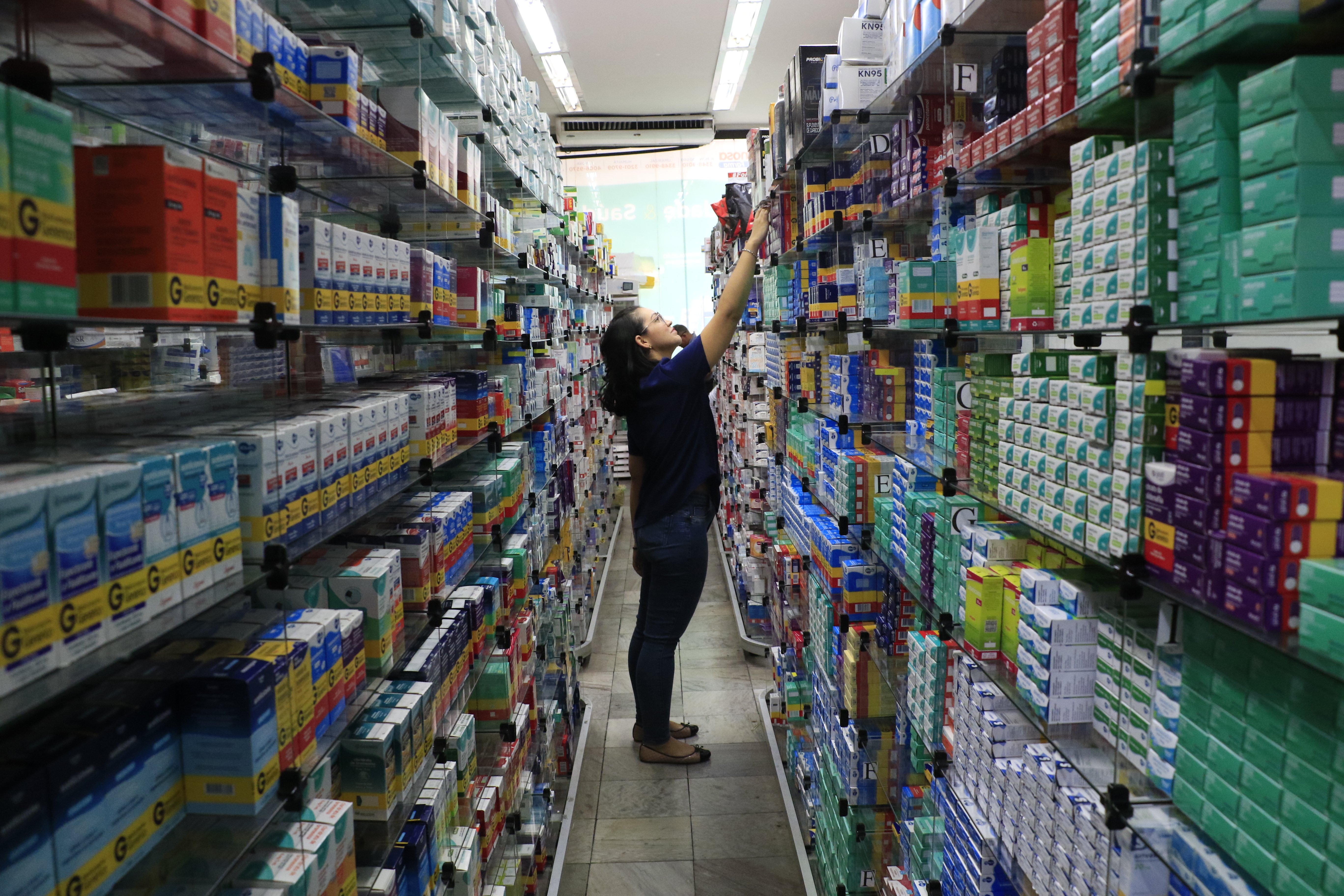 Uma das alternativas para lidar com os novos preços são os programas de benefícios disponibilizados pelas farmacêuticas.
