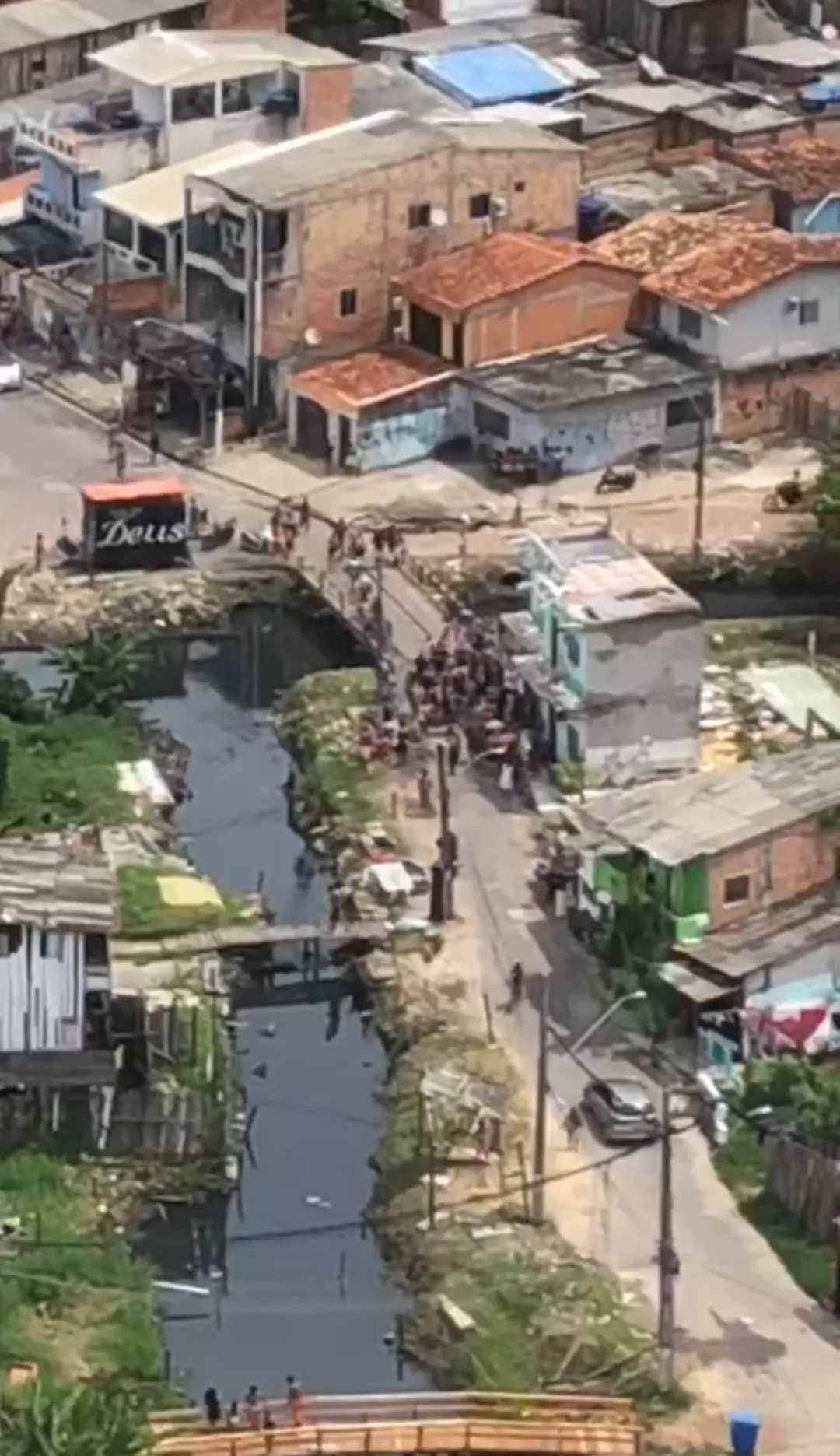 Os assassinos tomaram rumo ignorado e equipes da Polícia Civil tentaram localizar possíveis câmeras que tenham gravado a chegada e a fuga dos criminosos. 